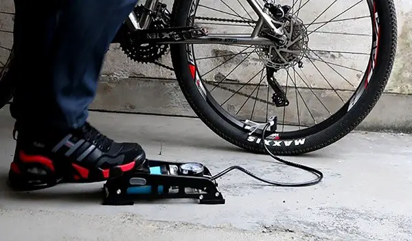 Напомпване на велосипедни колела с автомобилна помпа