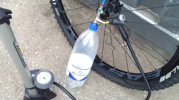 безпомпеният начин за напомпване на колело на велосипед