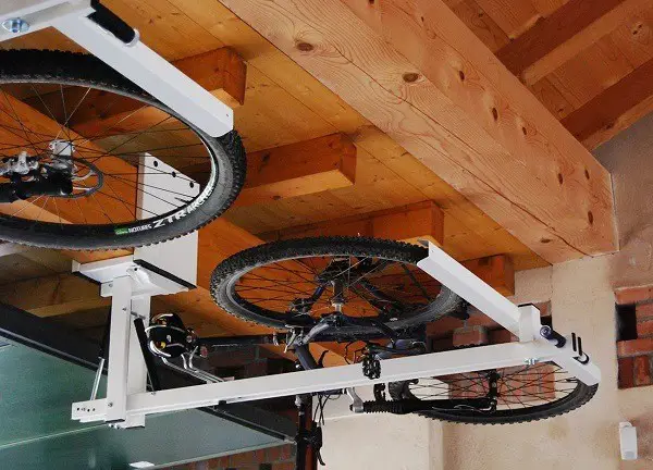 съхранение на велосипед в гаража на частен дом.
