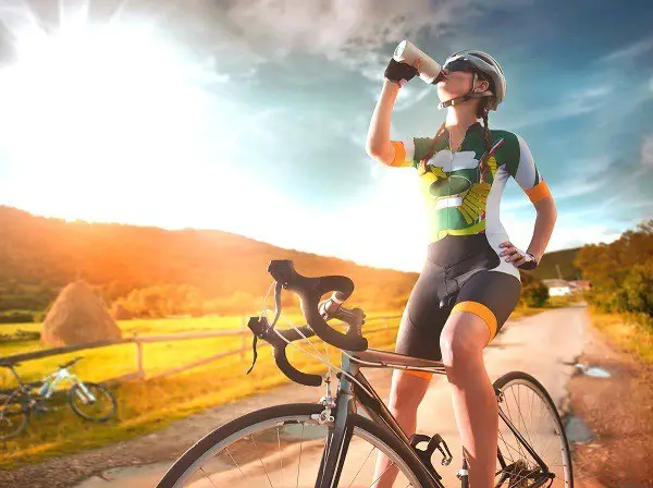 вземете със себе си бутилка вода, когато карате велосипед.
