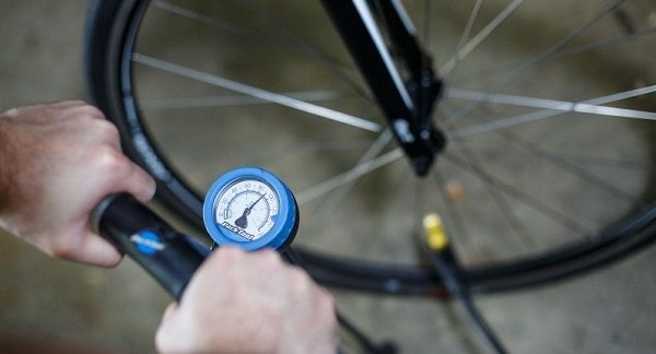 проверете нивото на налягането в гумите на велосипеда си.