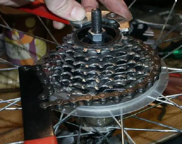 демонтиране на тресчотката от велосипеда