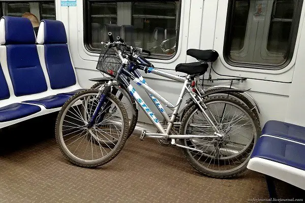 начина, по който велосипедът е поставен във влака.