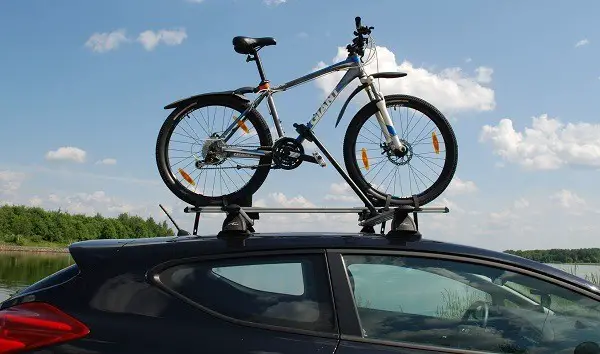 велосипед на покрива на автомобила