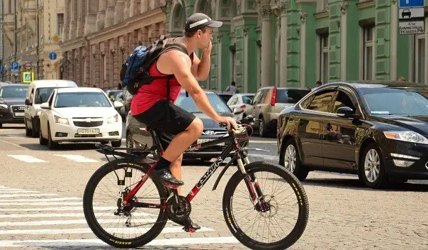 велосипедист, който говори по мобилния си телефон